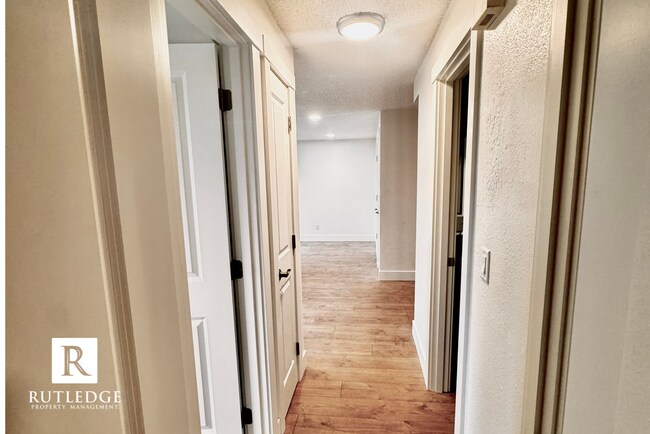 Building Photo - 855 E 9th St