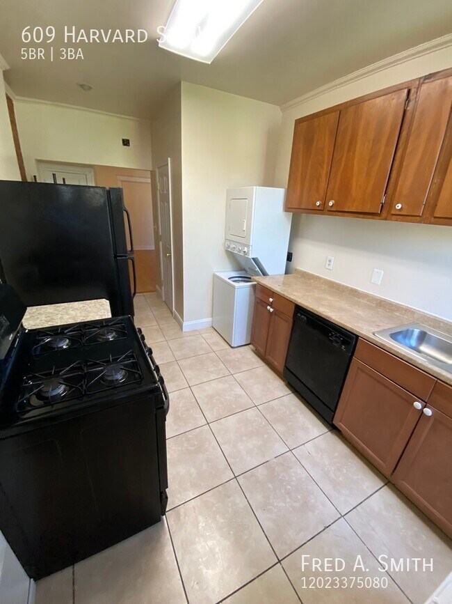 Building Photo - 5 Bedroom Townhouse Next To Howard Univers...