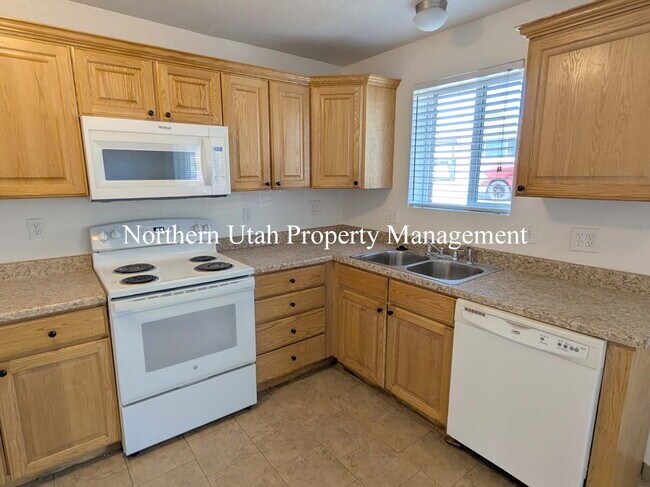 Building Photo - 3 Bed 1 Bath with HVAC