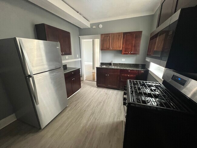 Building Photo - 840 W 66th St