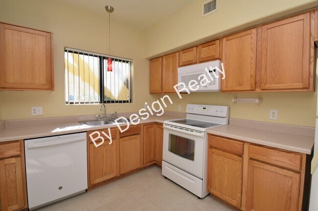 Building Photo - Newly Updated 3 Bed 2 Bath Townhome in Gated Central Tucson Community with Mountain Views