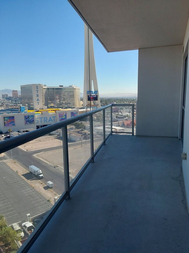 Building Photo - Gorgeous Unit on the 15th Floor at the All...