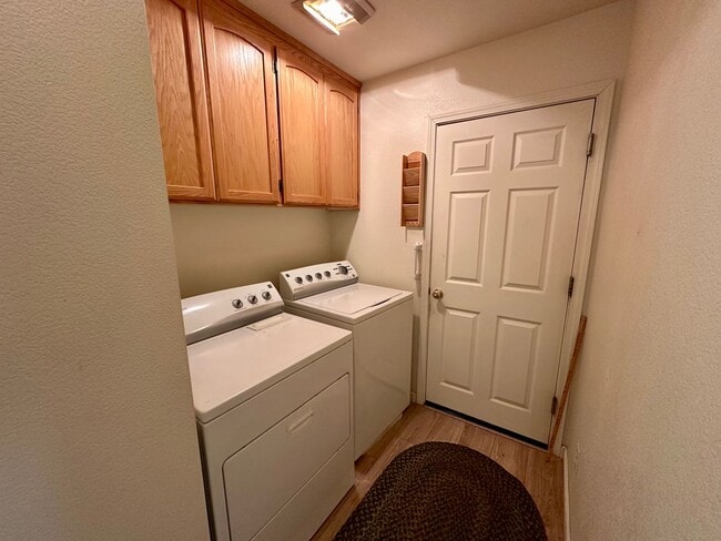 Building Photo - Adorable 3 Bedroom 2 Bathroom Home Just Minutes to Downtown Grass Valley