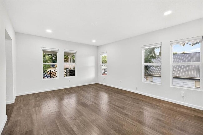 Building Photo - 809 E Baker St