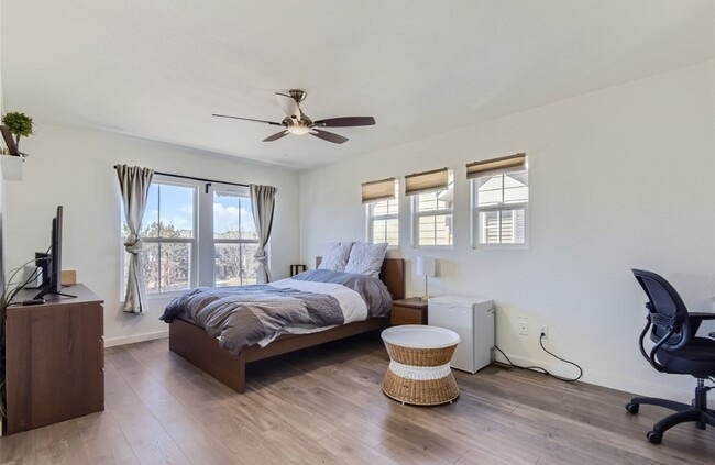 Building Photo - Huge room in a large shared home, private ...