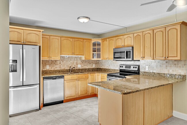 Building Photo - 3113 San Fernando Dr