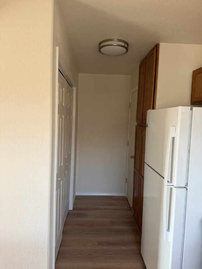 Building Photo - 825 Forest Glen #E