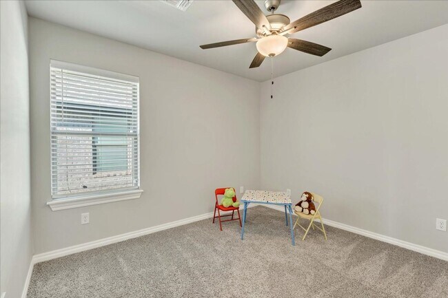 Building Photo - Nearly New Yukon Schools