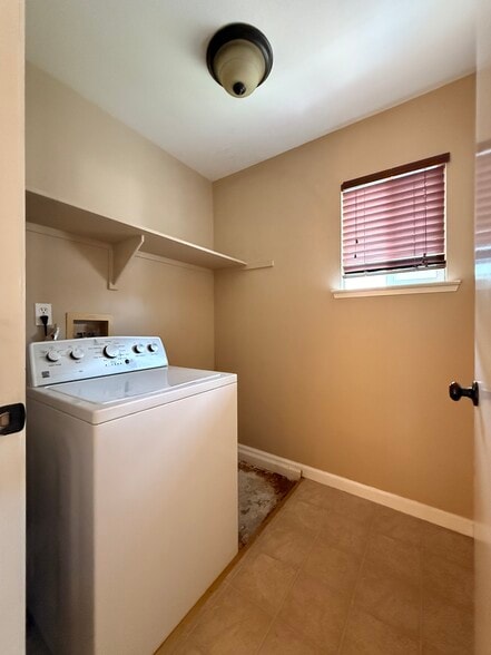 Laundry room - 3326 Amberfield Cir