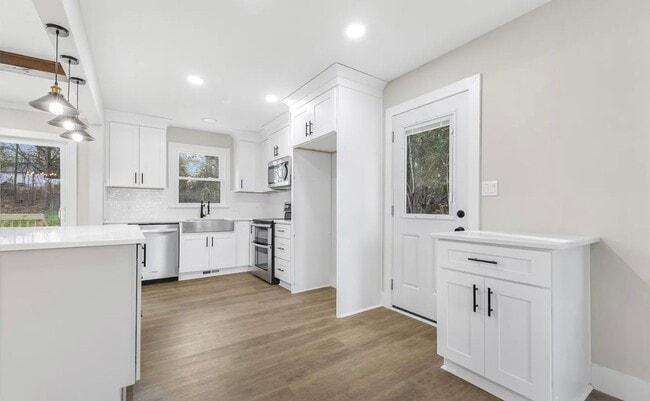 Building Photo - Move in Ready Stunning 4/3 Close To Everything In Greenville!