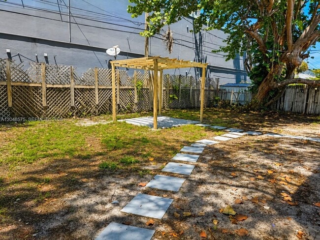 Building Photo - 117 NE 30th Ct
