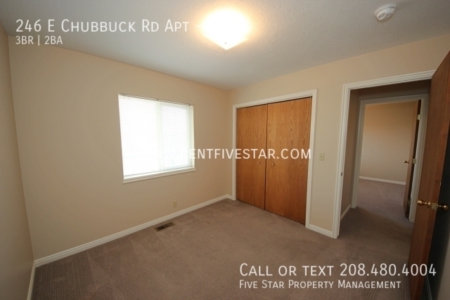 Building Photo - Large Apartment with Gorgeous Vaulted Ceil...