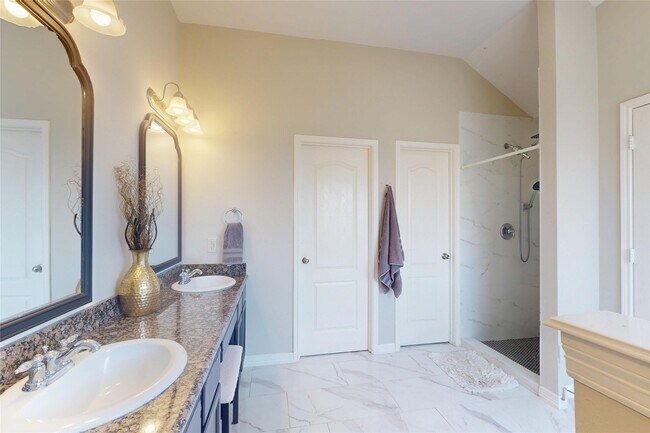 Building Photo - 6222 Skyline Dr