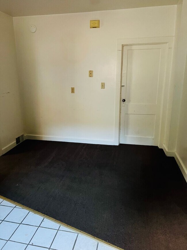 Building Photo - 1st floor 1 bedroom apartment ready now