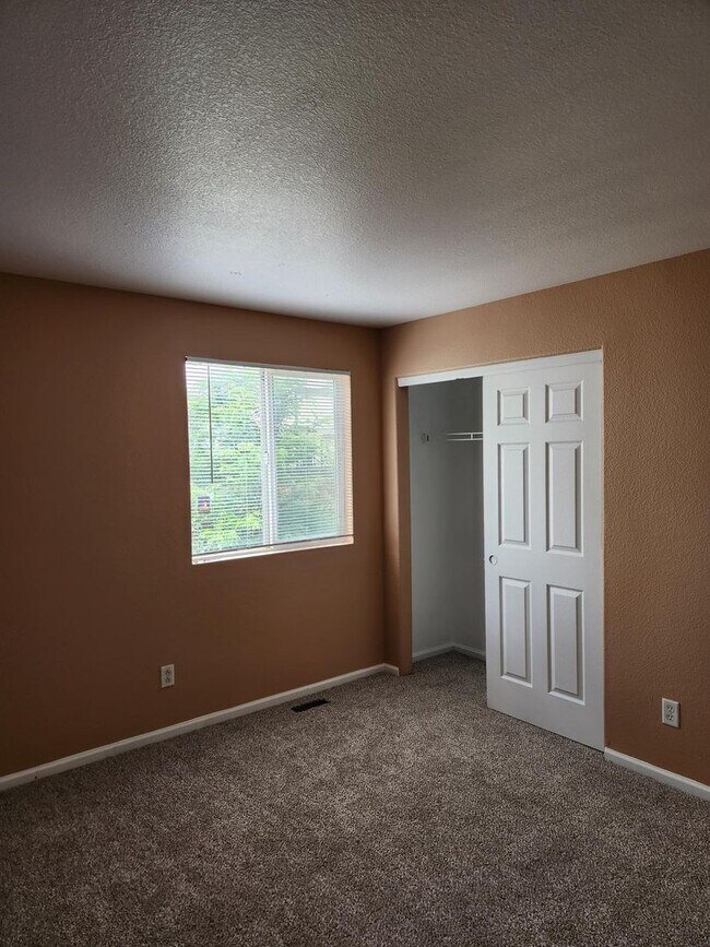 Building Photo - 3 Bedroom 2 full bathrooms in Brighton