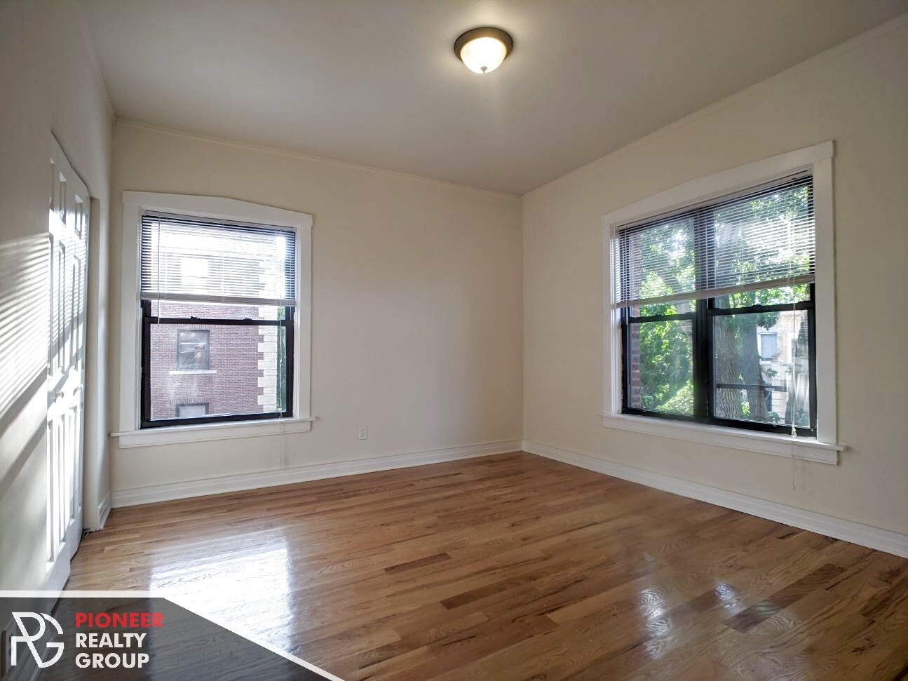 Building Photo - 822 W Waveland Ave