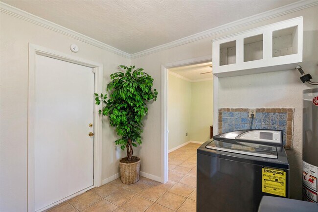 Building Photo - 9214 Bronco Dr