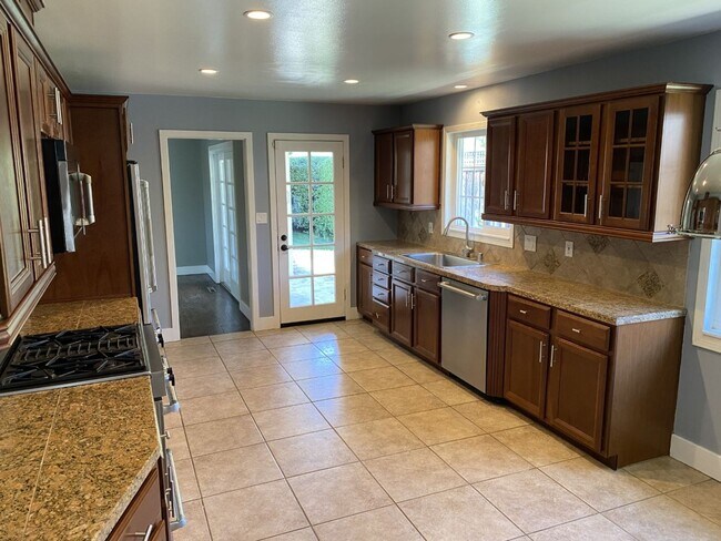 Building Photo - Charming 3 bdrm / 2 bath Home, Minutes fro...