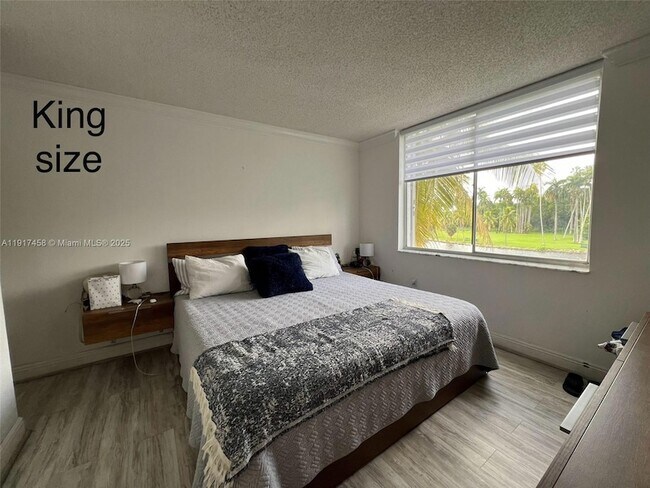 Building Photo - 1740 NW N River Dr