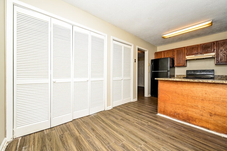 Building Photo - 5796 Trent Walk Dr
