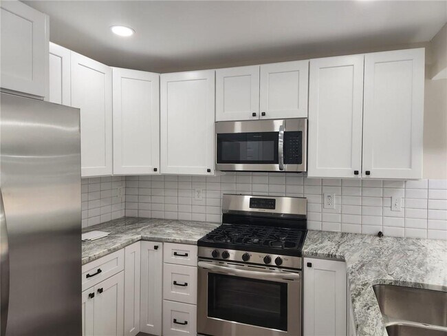 Building Photo - 5790 Hampton Ct