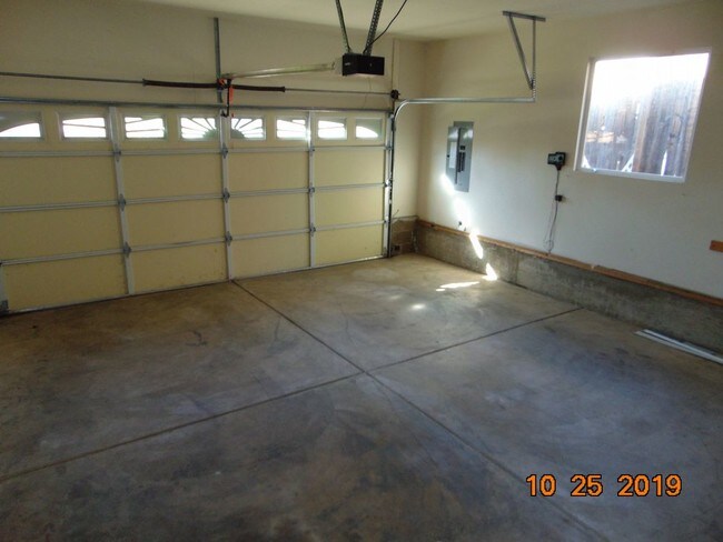 Building Photo - Lovely Southeast Medford 3-bedroom home
