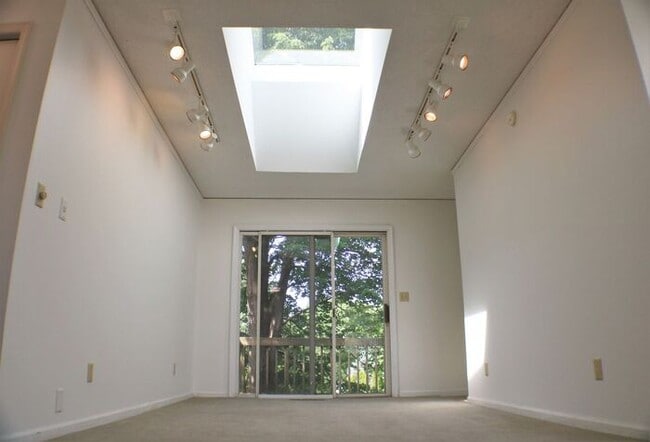 Building Photo - $2,300 | 3 Bedroom, 3 Bathroom House | No ...