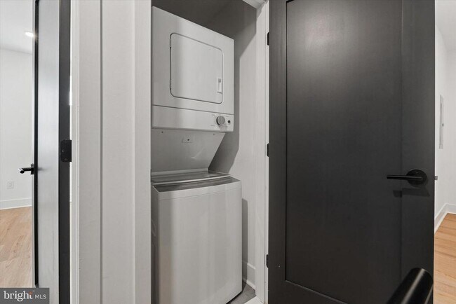 Building Photo - 2141 E Hagert St