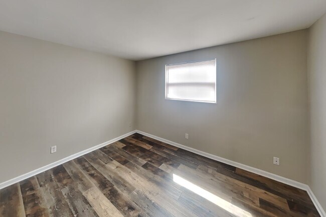 Building Photo - 107 E 16th Ave
