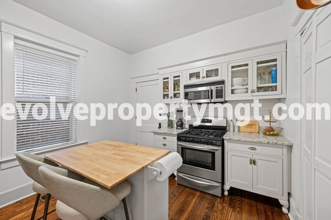Building Photo - Charming 2 bedroom midtown unit.