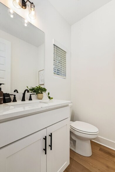 Building Photo - 1324 Van Buren Ave