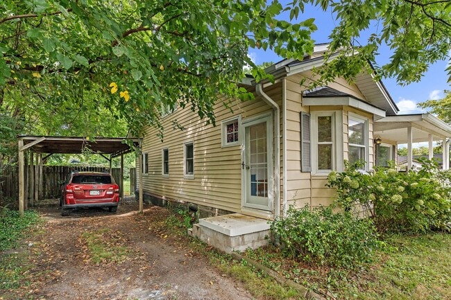 Building Photo - Adorable East Nashville Cottage w/ HUGE Fully-Fenced backyard!