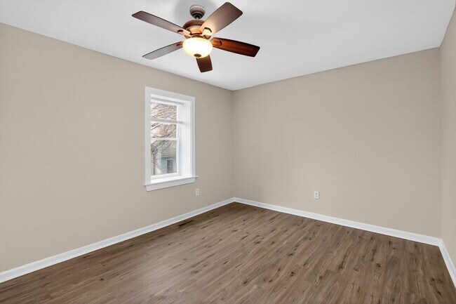 Building Photo - 3 Bedroom End Unit Townhouse in Culpeper