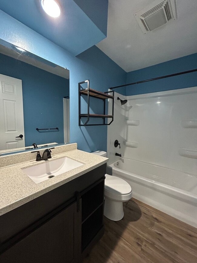Building Photo - Spacious 3-Bedroom, 2-Bath Home in Middleb...