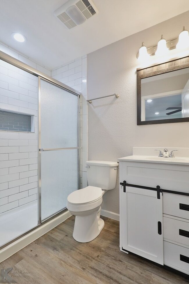 Building Photo - 3 bed, 2 bath, updated with all appliances provided!