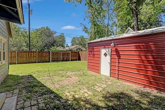 Building Photo - Cutest Cottage available Now in McKinney!