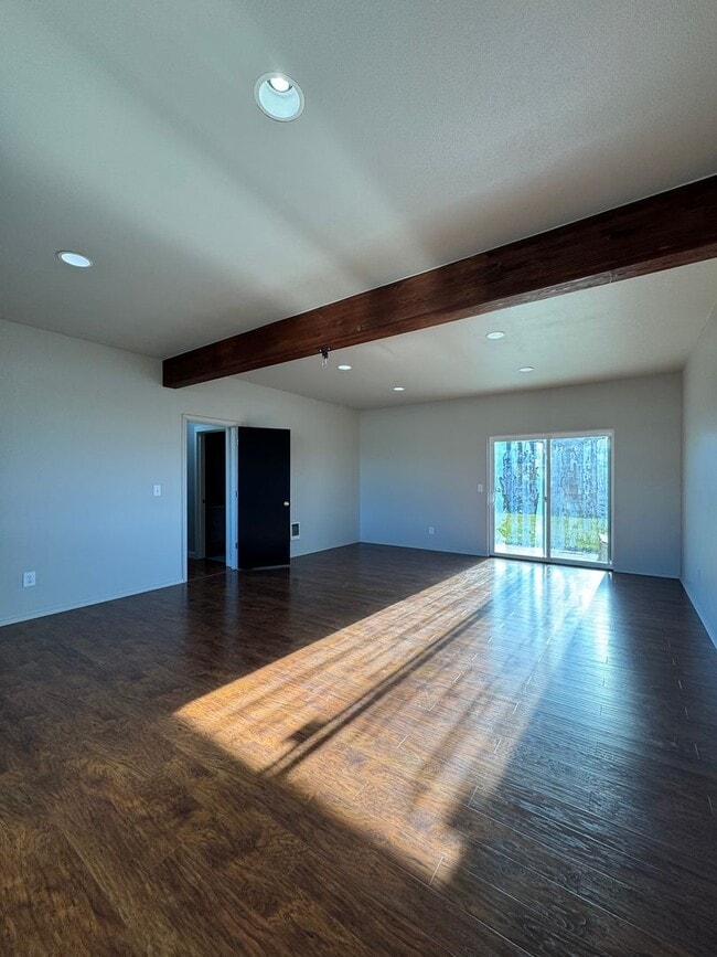 Building Photo - Newly Renovated & Ready to Impress!