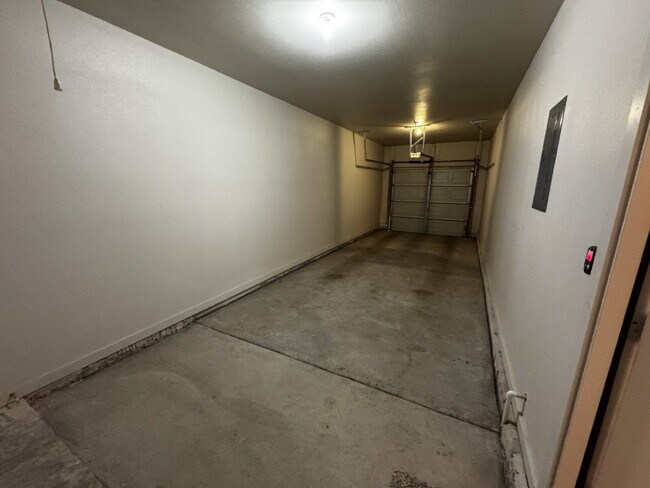 Building Photo - Townhome Located South Of Town Near Cooper...
