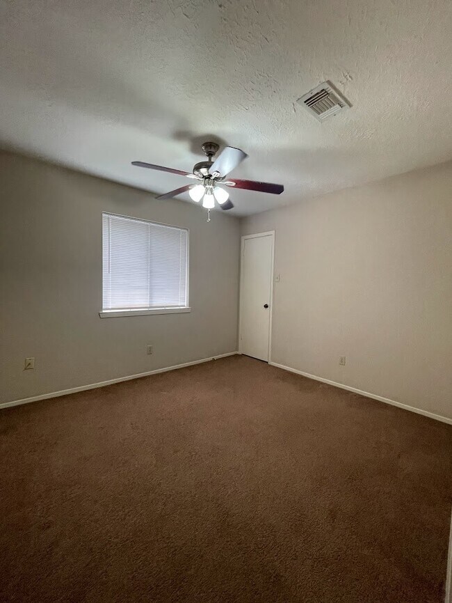 Building Photo - 2126 Collingsfield Dr