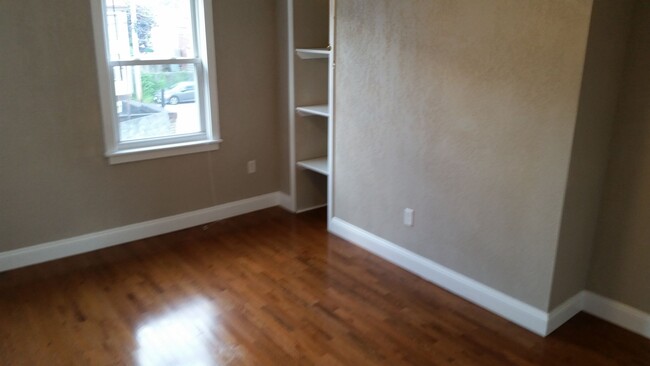 Building Photo - Charming 3 Bedroom Reno in South Side. Ope...