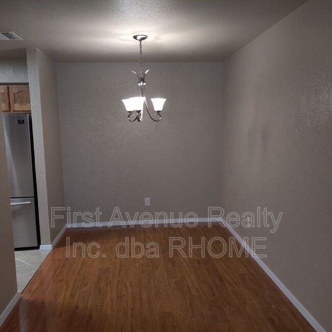 Building Photo - 3022 Forest Ln