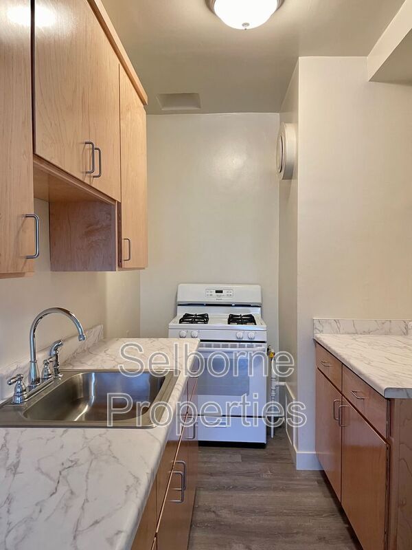 Building Photo - 2501 Ivy Dr