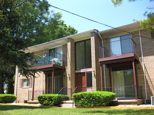 Primary Photo - Hawk Lake Apartments & Townhomes
