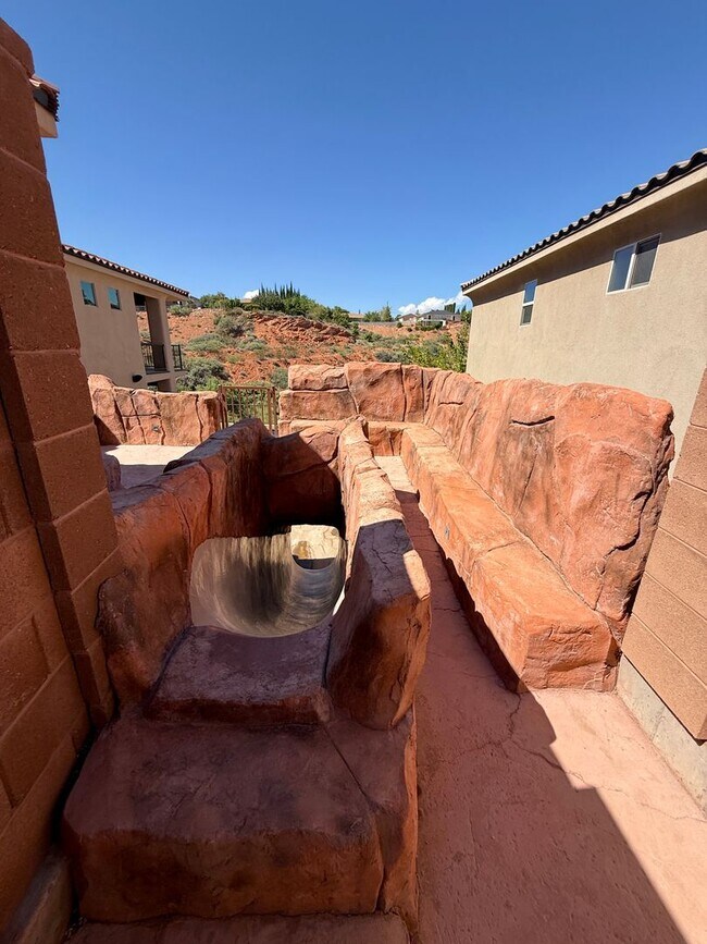 Building Photo - 521 N Creek Ridge Dr
