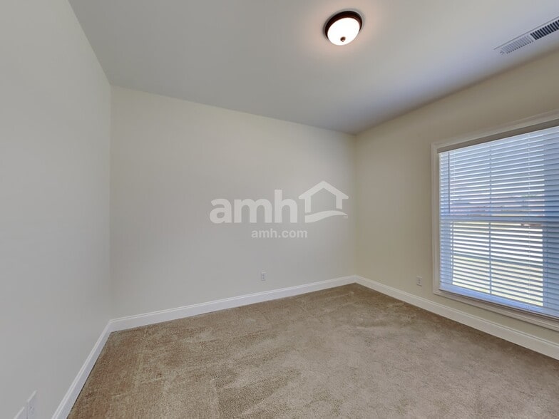 Building Photo - 4130 Vineyard Dr E