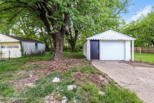 Building Photo - 2112 McCloskey Ave