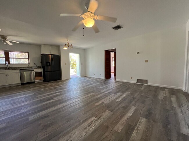 Building Photo - $1,425 ** Annual Lease (Includes Water/Electric/Lawn) * 1 Bedroom / 1 Bath * DUPLEX * Historic, D...