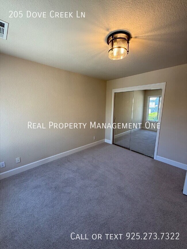 Building Photo - 205 Dove Creek Ln