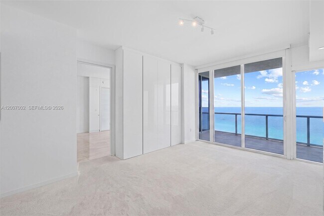 Building Photo - 100 South Pointe Dr