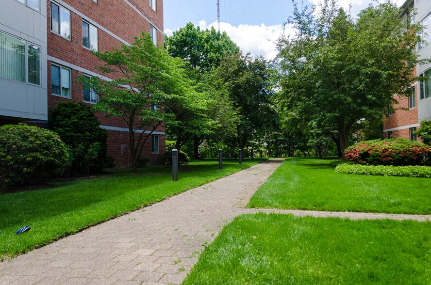 Building Photo - 173 Oak St